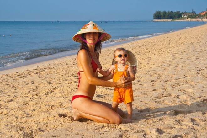 С ребенком на пляже