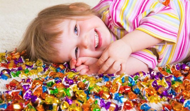 Как отучить ребенка от сладкого
